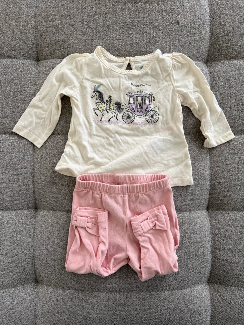 BABY GAP 🦄 Cream Top and Pink Pajama Set with Carriage Print